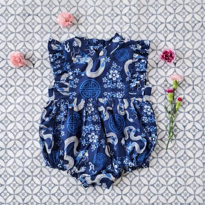 ชุดรอมเปอร์คอจีนเปิดเป้าเปลี่ยนผ้าอ้อมได้ กระดุมหลัง 100 % คอตตอน ผ้าพิมพ์ลายมังกรสีน้ำเงิน