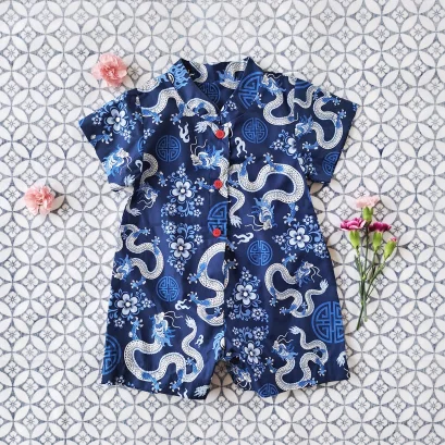 ชุดรอมเปอร์คอจีน กระดุมหน้า ใส่ได้ทั้งชายหญิง เปิดเป้าเปลี่ยนผ้าออ้อมได้ 100 % คอตตอน ผ้าพิมพ์ลายมังกร สีน้ำเงิน