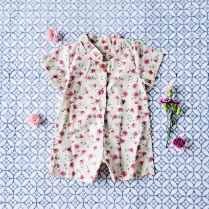 ชุดรอมเปอร์คอจีน กระดุมหน้า ใส่ได้ทั้งชายหญิง เปิดเป้าเปลี่ยนผ้าออ้อมได้ 100 % คอตตอนพิมพ์ลายดอกท้อสีครีม *สินค้าสั่งจองล่วงหน้า ส่งสินค้าออก 7 ธันวาคม