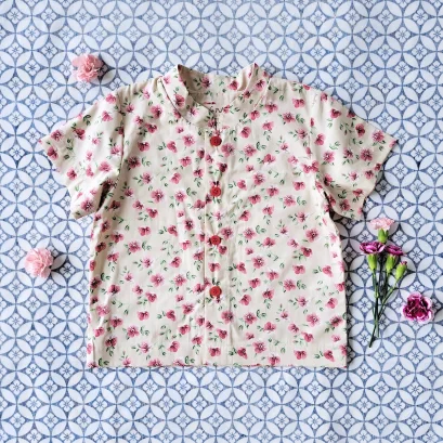 เด็กชาย-หญิง เสื้อเชิ๊ตคอจีน 100% ผ้าคอตตอน พิมพ์ลายดอกท้อ สีครีม *สินค้าสั่งจองล่วงหน้า ส่งสินค้าออก 7 ธันวาคม