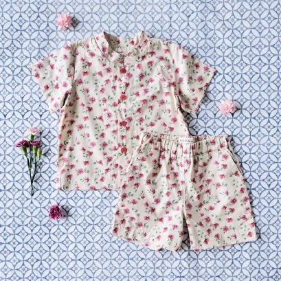 แพ๊ก 2 ชิ้น เด็กชาย-หญิง เสื้อเชิ๊ต+ กางเกงขาสั้นเอวยางยืด มีกระเป๋าล้วงข้าง 100% คอตตอน ผ้าพิมพ์ลายดอกท้อ สีครีม *สินค้าสั่งจองล่วงหน้า ส่งสินค้าออก 7 ธันวาคม