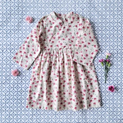 ชุดกระโปรงคอจีน กระดุมหลัง แขนยาว 3/4 ส่วน 100% ผ้าคอตตอน พิมพ์ลายดอกท้อ สีครีม *สินค้าสั่งจองล่วงหน้า ส่งสินค้าออก 7 ธันวาคม