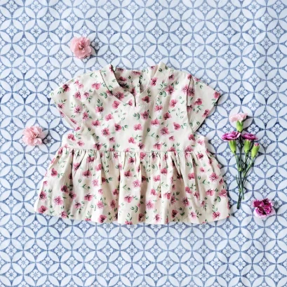 เด็กหญิง เสื้อคอจีนยาวตะโพกบน 100% ผ้าคอตตอน พิมพ์ลายดอกท้อ สีครีม *สินค้าสั่งจองล่วงหน้า ส่งสินค้าออก 7 ธันวาคม
