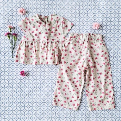 แพ๊ก 2 ชิ้น เด็กหญิง เสื้อ+ กางเกงขายาวเอวยางยืด มีกระเป๋าล้วงข้าง 100% คอตตอน ผ้าพิมพ์ลายดอกท้อ สีครีม*สินค้าสั่งจองล่วงหน้า ส่งสินค้าออก 7 ธันวาคม