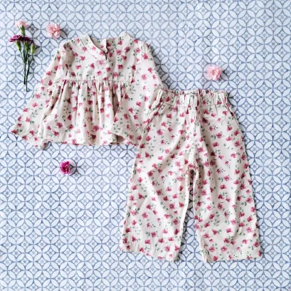 แพ๊ก 2 ชิ้น เด็กหญิง เสื้อ+ กางเกงขายาวเอวยางยืด มีกระเป๋าล้วงข้าง 100% คอตตอน ผ้าพิมพ์ลายดอกท้อ สีครีม *สินค้าสั่งจองล่วงหน้า ส่งสินค้าออก 7 ธันวาคม