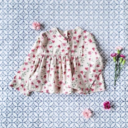 เด็กหญิง เสื้อคอจีนยาวตะโพกบน 100% ผ้าคอตตอน พิมพ์ลายดอกท้อ สีครีม *สินค้าสั่งจองล่วงหน้า ส่งสินค้าออก 7 ธันวาคม