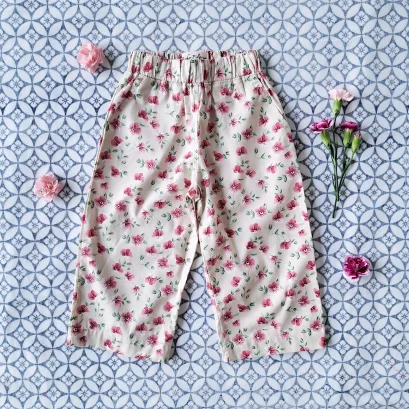 เด็กชาย-หญิง กางเกงขายาวเอวยางยืด มีกระเป๋าล้วงข้าง  100% ผ้าคอตตอน พิมพ์ลายดอกท้อ สีครีม *สินค้าสั่งจองล่วงหน้า ส่งสินค้าออก 7 ธันวาคม