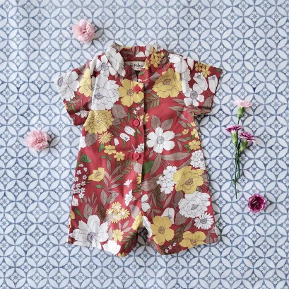 ชุดรอมเปอร์คอจีน กระดุมหน้า ใส่ได้ทั้งชายหญิง เปิดเป้าเปลี่ยนผ้าออ้อมได้ 100 % คอตตอน ผ้าพิมพ์ลายดอกไม้นำโชค สีแดง*สั่งจองล่วงหน้า ส่งสินค้าออกทางไปรษณีย์ 16 พฤศจิกายน