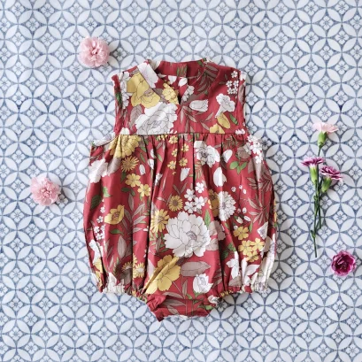 ชุดรอมเปอร์คอจีนเปิดเป้าเปลี่ยนผ้าอ้อมได้ กระดุมหลัง 100 % คอตตอน ผ้าพิมพ์ลายดอกไม้นำโชค สีแดง