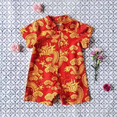 ชุดรอมเปอร์คอจีน กระดุมหน้า ใส่ได้ทั้งชายหญิง เปิดเป้าเปลี่ยนผ้าออ้อมได้ 100 % คอตตอน ผ้าพิมพ์ลายมังกร สีแดง *สั่งจองล่วงหน้า ส่งสินค้าออกทางไปรษณีย์ 16 พฤศจิกายน