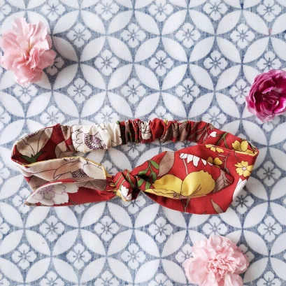 ที่คาดผมเด็ก และ ผู้ใหญ่ แบบยางยืดเฉพาะช่วงท้ายทอยด้านหลัง โบว์ใหญ่ ยางนิ่มไม่เจ็บศรีษะ 100 % คอตตอน ผ้าพิมพ์ลายดอกไม้นำโชค สีแดงสินค้าแบบนี้มีที่งานออกบูทเอมควอเทีย 17-26 พฤศจิกายน