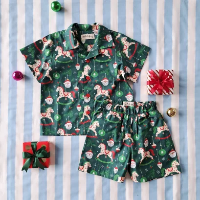 แพ๊ก 2 ตัว เด็กชาย-หญิง เสื้อเชิ๊ต+ กางเกงขาสั้นเอวยางยืด มีกระเป๋าล้วงข้าง 100% คอตตอนพิมพ์ลายคริสมาสต์สีเขียว *สินค้าสั่งจองล่วงหน้า ส่งสินค้าออก 9 พฤศจิกายน
