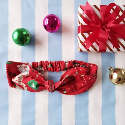 ที่คาดผมเด็ก และ ผู้ใหญ่ แบบยางยืดเฉพาะช่วงท้ายทอยด้านหลัง โบว์ใหญ่ ยางนิ่มไม่เจ็บศรีษะ 100 % คอตตอนพิมพ์ลายคริสมาสต์สีแดง *สินค้าสั่งจองล่วงหน้า ส่งสินค้าออก 9 พฤศจิกายน