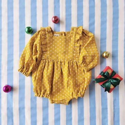 ชุดรอมเปอร์เปิดเป้าเปลี่ยนผ้าอ้อมได้ กระดุมหลัง แขนยาว 100 % คอตตอน เนื้อนิ่ม ทอสองชั้น  สีเหลืองมัสตาร์ดท์ลายจุด *สินค้าสั่งจองล่วงหน้า ส่งสินค้าออก 24 พฤศจิกายน