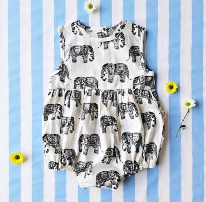 ชุดรอมเปอร์เปิดเป้าเปลี่ยนผ้าออ้อมได้ แขนกุดกระดุมหลัง 100% คอตตอนสีขาวพิมพ์ลายช้างสีดำ