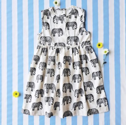 ชุดกระโปรงกระดุมหลัง ผ้าคอตตอน 100% คอตตอนสีขาวพิมพ์ลายช้างสีดำ