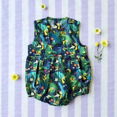 ชุดรอมเปอร์กระดุมหลัง เปิดเป้าเปลี่ยนผ้าออ้อมได้ 100% ผ้าคอตตอนพิมพ์ลายนกทูแคนสีน้ำเงินเข้ม