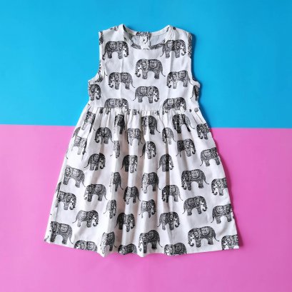 ชุดกระโปรงกระดุมหลัง ผ้าคอตตอน 100% คอตตอนสีขาวพิมพ์ลายช้างสีดำ