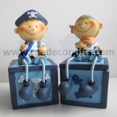 ตลับเหลี่ยมเรซิ่น โจรสลัดเด็กห้อยขา Pirate Kids แนวทะเล (2 ตัว)