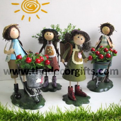 ตุ๊กตาสังกะสี ชาวสวนแบกชะลอมรถเข็น (4 ตัว) ขนาดกลาง