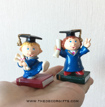 ตุ๊กตาไฟเบอร์ เด็กชายหญิง ชุดรับปริญญาสีน้ำเงิน (2 ตัว)