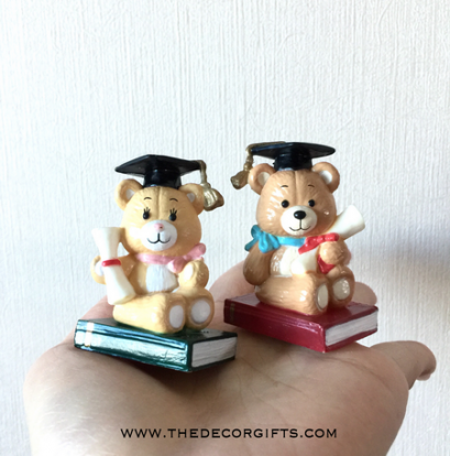 ตุ๊กตาไฟเบอร์ หมีน้อยรับปริญญา (2 ตัว)