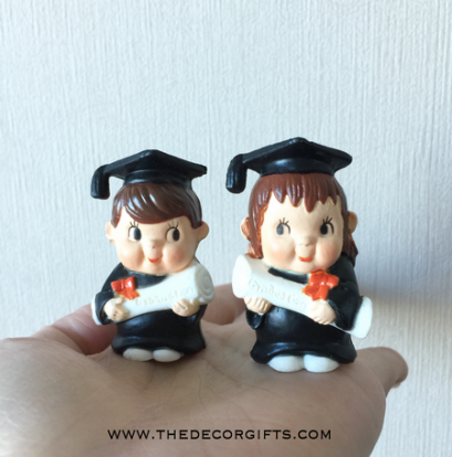 ตุ๊กตาไฟเบอร์ เด็กชายหญิงชุดรับปริญญาสีดำ (2 ตัว)