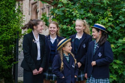 ซัมเมอร์ UK เรียนในโรงเรียนมัธยม Adcote School for Girls ร่วมชั้นกับเพื่อนอังกฤษ 4-6 สัปดาห์