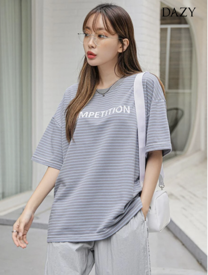 เสื้อยืดไหล่ตก ลายแถบ และ ภาพกราฟิกตัวอักษร