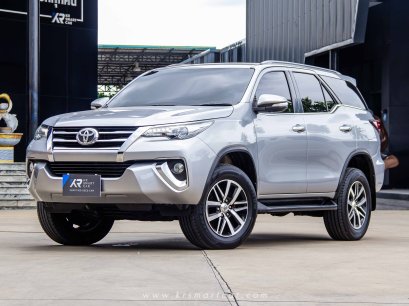 Toyota Fortuner 2.4V AT สีเทา ปี2017