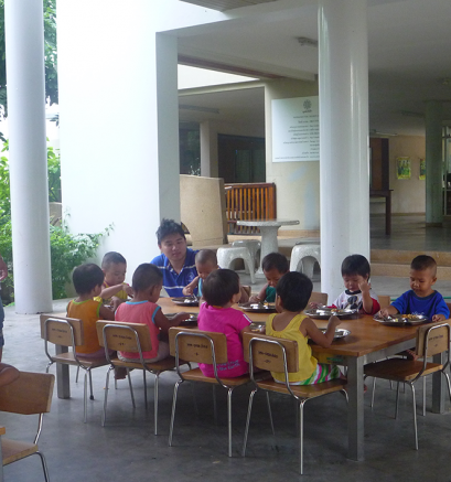 กิจกรรมเพื่อสังคมของบริษัท 0001 เลี้ยงอาหารเด็กกำพร้า 17-2-52