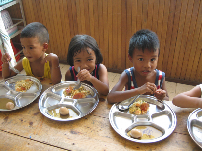 กิจกรรมเพื่อสังคมของบริษัท 0005 เลี้ยงอาหารเด็กกำพร้า มูลนิธิเด็กสาย4 วันที่ 2-6-53