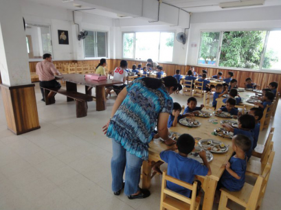 กิจกรรมเพื่อสังคมของบริษัท 0009 เลี้ยงอาหารเด็กกำพร้า มูลนิธิเด็กสาย4 วันที่ 2-6-54