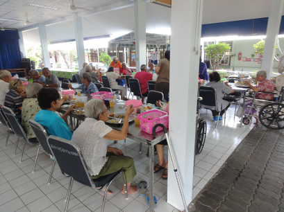 กิจกรรมเพื่อสังคมของบริษัท 0012 มอบสิ่งของบริจาค สถานสงเคราะห์คนชรานครปฐม 10-11-54