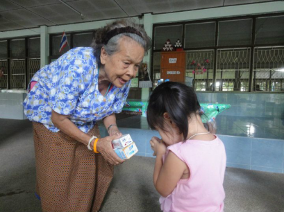 กิจกรรมเพื่อสังคมของบริษัท 0013 มอบสิ่งของบริจาค สถานสงเคราะห์คนชรานครปฐม 16-9-54