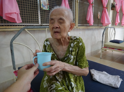 กิจกรรมเพื่อสังคมของบริษัท 0016 มอบสิ่งของบริจาค สถานสงเคราะห์คนชรานครปฐม 6-2-55