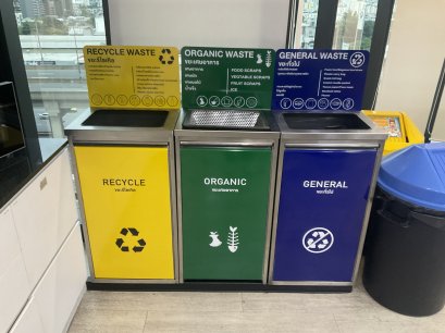 ถังขยะแยกขยะเศษอาหาร เป็นถังขยะแยกขยะ 3 ประเภท วัสดุสแตนเลส มีถังขยะทิ้งเศษอาหาร ถังขยะทั่วไป และ ถังขยะรีไซเคิล