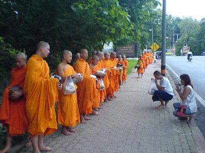 Follow monks trails Hiking &amp; Alms Offering @ Doi suthep