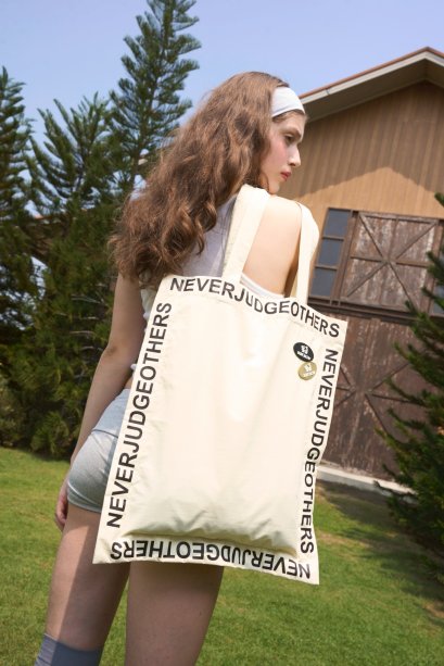 NEVERJUDGEOTHERS Tote