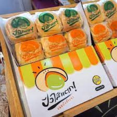 ขนมปังไส้แตก 1 กล่องมี 6 ชิ้น ผสมสังขยาไข่และใบเตย 1 order มี 5 กล่อง