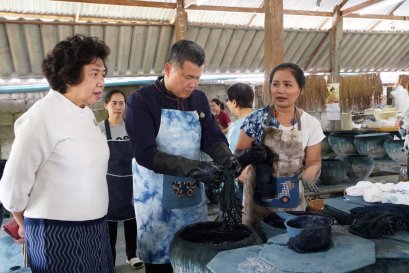 ชื่นชมกลุ่มย้อมผ้าเฮือน "นางคราม" ต้นแบบการน้อมนำแนวพระราชดำริ กรมสมเด็จพระเทพฯ