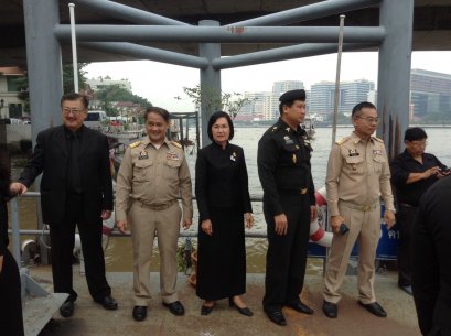 ผู้ว่าฯนนทบุรีนำประชาชนกราบถวายบังคมพระบรมศพ