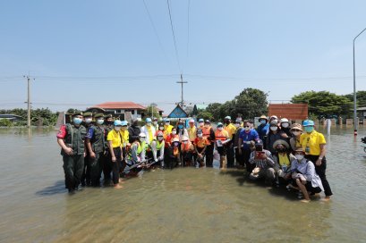 กพฐ.ลงพื้นที่ตรวจเยี่ยมสถานการณ์น้ำท่วมและช่วยเหลือโรงเรียนที่ได้รับผลกระทบในเขตพื้นที่สิงห์บุรีและอ่างทอง