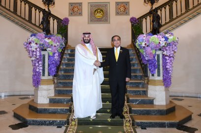 มกุฎราชกุมาร และนายกรัฐมนตรีแห่งซาอุดีอาระเบีย และนายกรัฐมนตรี ร่วมเป็นสักขีพยานในพิธีแลกเปลี่ยนบันทึกความเข้าใจ ณ ตึกสันติไมตรี