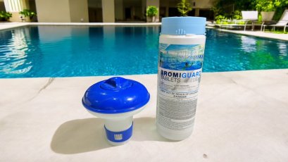 โบรมีน  BROMI GUARD /Bromine  0.82 kg. พร้อมทุ่นจ่ายโบมีน สำหรับสระในร่ม กลิ่นฉุนน้อยกว่าคลอรีน