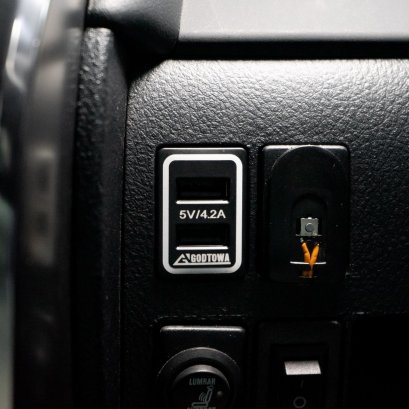 GODTOWA USB QUICK CHARGE ช่องชาร์จ USB 5 V 4.2 A ช่องชาร์จ USB ตรงรุ่น สำหรับรถยนต์ Alphard / Vellfire 30 รุ่นปี 2015-2021 แท่นชาร์จแบตในรถ USB 2 พอร์ท สำหรับรถยนต์ อัลพาร์ด เวลไฟร์ Alphard Vellfire USB Charger