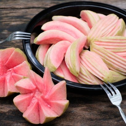 ฝรั่งไส้แดง พร้อมทาน