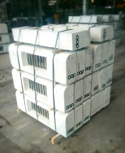 คันหินพร้อมช่องตระแกรงรับน้ำ