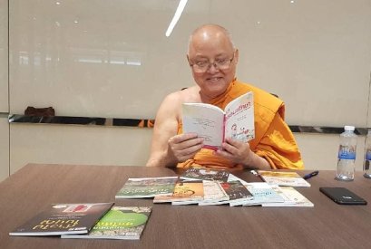 คณะทำงานสำนักพิมพ์วิชและสำนักพิมพ์บุ๊คสไมล์เข้าพบพระปัญญานันทมุนี