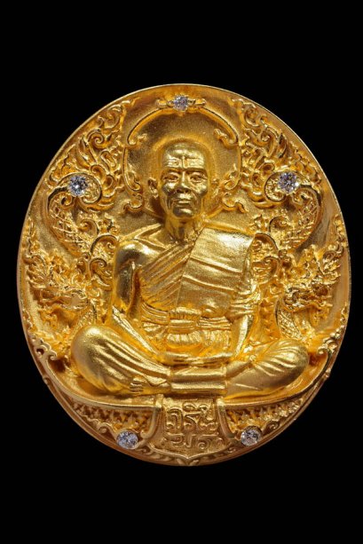 1 ใน 9 เหรียญกรรมการพิเศษ เหรียญพุทธศิลป์ เนื้อทองคำฝังเพชร หมายเลข 3 ฝังเพชรแท้ ใส่เม็ดกริ่งทองคำ บรรจุเกศาและจีวรหลวงพ่อคูณ ตอก 9 รอบ (ขายแล้ว)